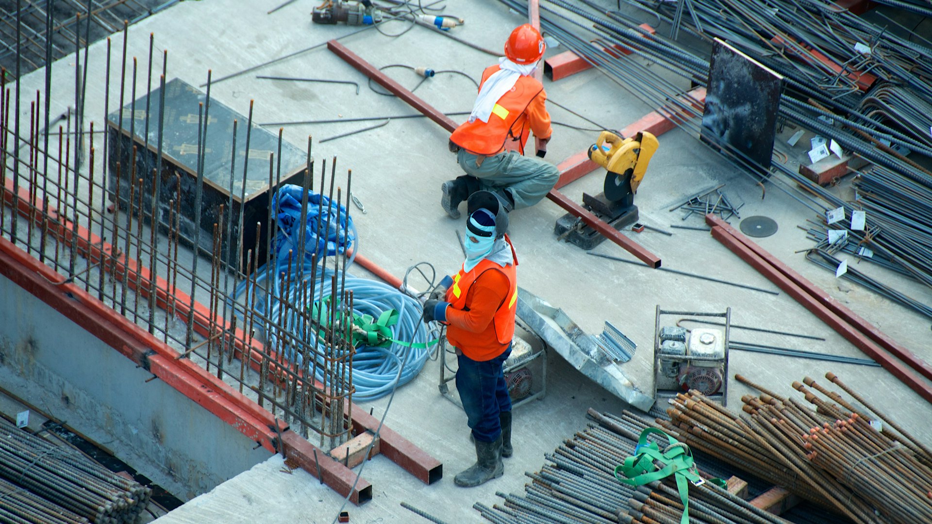 Certified site operatives working on reinforced concrete formwork
